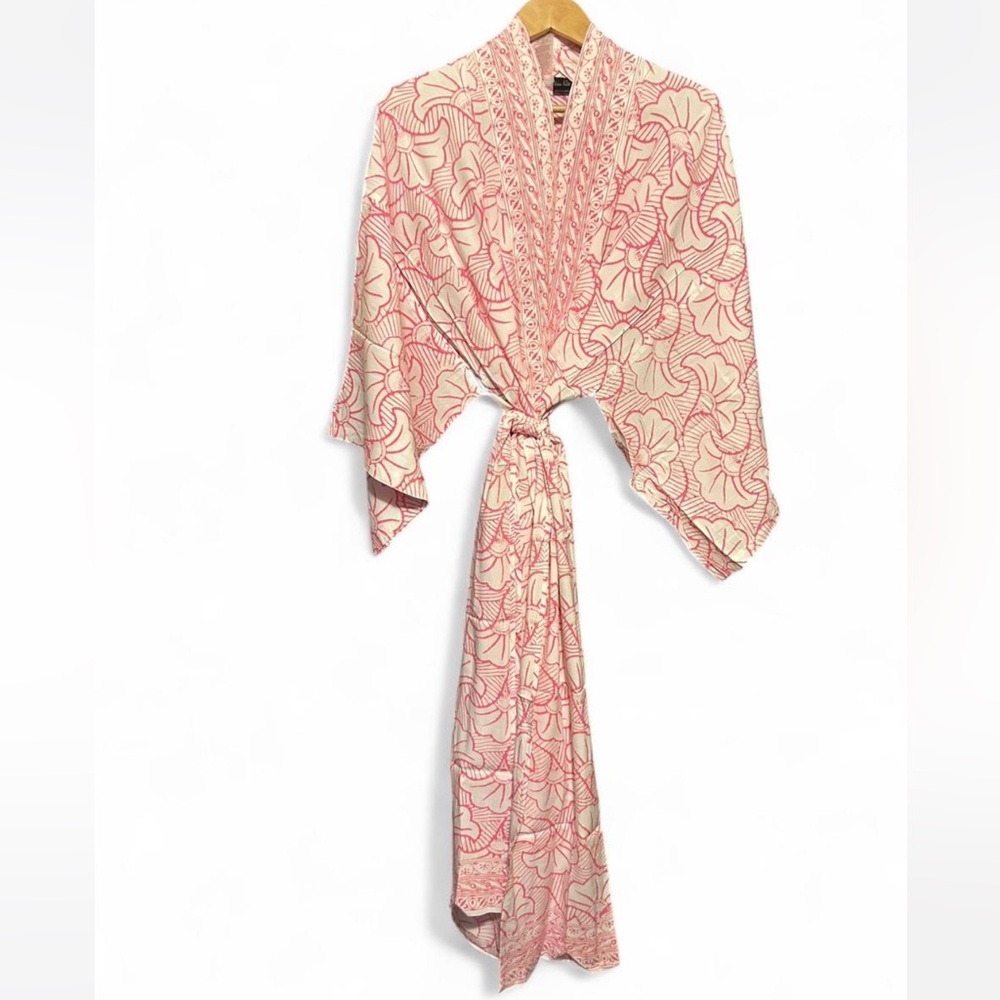 New✨✨Floral Pink and White Women's Kimono Robe